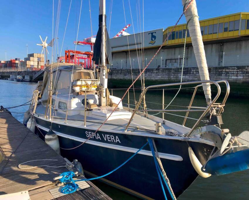 Cozy Lisbon Marina Sleepaboard - Sail Away Hotel ภายนอก รูปภาพ
