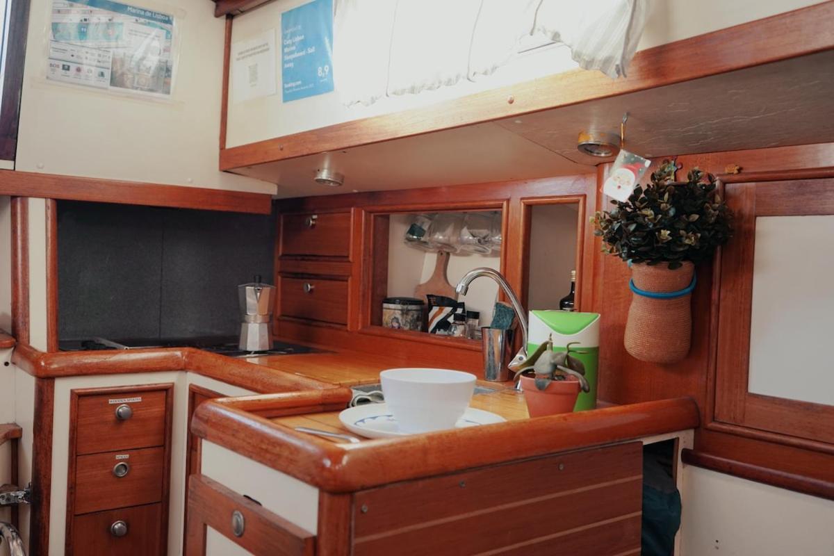 Cozy Lisbon Marina Sleepaboard - Sail Away Hotel ภายนอก รูปภาพ