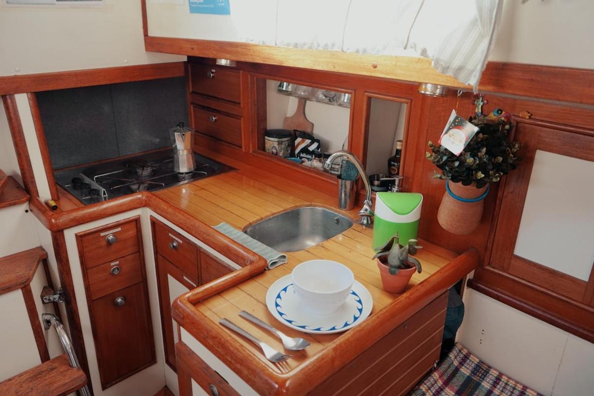 Cozy Lisbon Marina Sleepaboard - Sail Away Hotel ภายนอก รูปภาพ