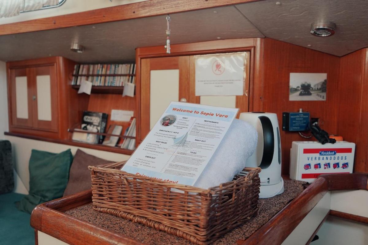 Cozy Lisbon Marina Sleepaboard - Sail Away Hotel ภายนอก รูปภาพ