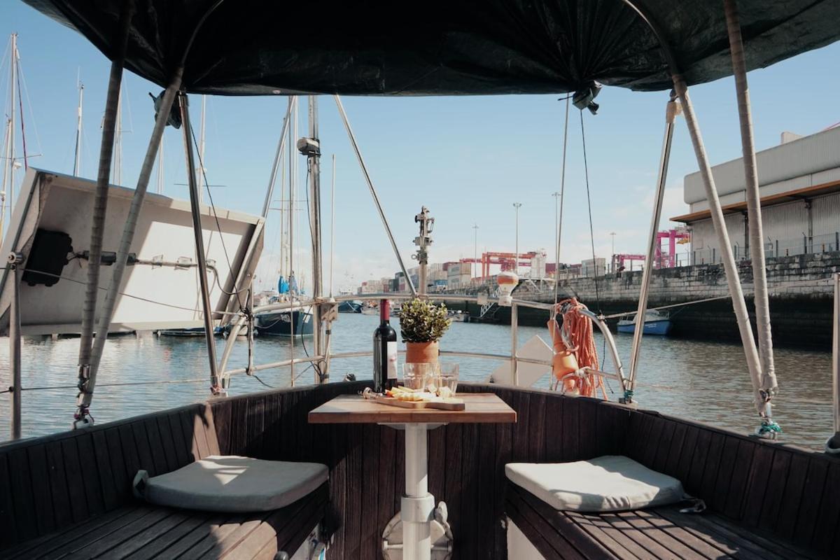 Cozy Lisbon Marina Sleepaboard - Sail Away Hotel ภายนอก รูปภาพ