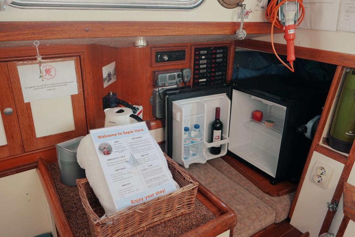 Cozy Lisbon Marina Sleepaboard - Sail Away Hotel ภายนอก รูปภาพ